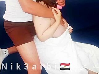 Die ägyptische Amateurmutter Ramy bekommt von dem Freund ihres Sohnes eine Massage ihrer großen natürlichen Titten