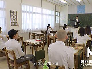 Opiskelija esittelee itsensä ensimmäisenä päivänä luokkahuoneessa