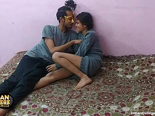 Remaja India yang terangsang menjilat dan meniduri faraj kekasihnya sambil mengerang keseronokan
