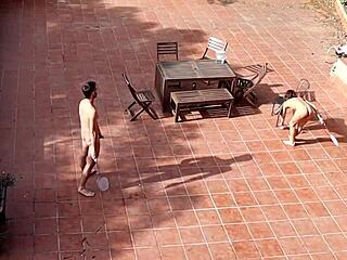 Et fleksibelt par leker utendørs i en offentlig hage