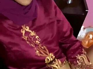 Indonéská domácí masturbace s hidžábem