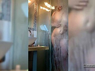 Ibu terangsang dengan pantat besar melancap di kamar mandi