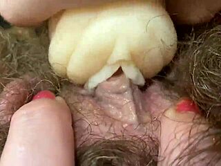 Squirting e clitoride che succhia in un video POV in primo piano estremo