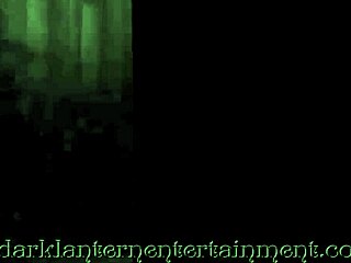 Ретро свирка и космата путка се чука с по-възрастен мъж в тъмно фенерично забавление