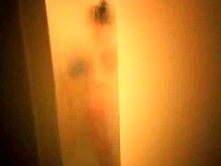 Meztelen fürdőszobás szórakozás egy titkos kémrel