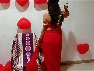 Indisk tjej i röd sari firar årsdagen med stora desi-bröst