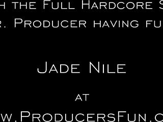 제이드 나일 (Jade Nile) 이 옷을 벗고 본연의 가슴을 시청자들에게 보여주는 동안, '미스터 프로듀서' (Mr. Producer) 는 재미에 참여합니다