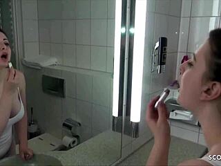 Saksalainen velipuoli ja sisarpuoli harrastavat seksistä kylpyhuoneessa