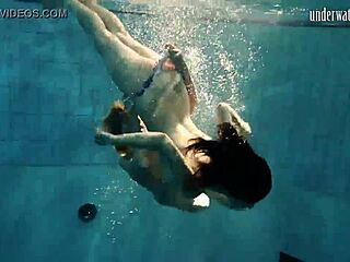 Европейска красавица плува под вода