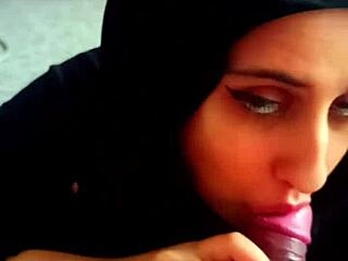 Arabische muslimische Unterwürfige bekommt eine Gesichtsbehandlung, nachdem sie mit Sperma bedeckt war