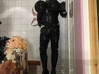 Retro rubber doll Roxina gets sucked and fucked in Xxxl video
