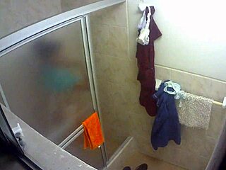 素人メイドがコロンビアのシャワーを浴びる