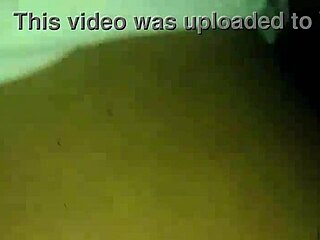 Un étudiant indien presse ses couilles dans une vidéo torride