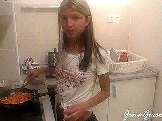 Küçük Rus genç Gina Gerson mutfak arzularını tatmin ediyor
