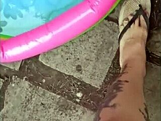 Solo gay video: Mina fötter vid poolen med rynkor för att behaga honom