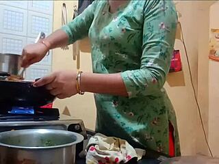 زوجة هندية ذات مؤخرة كبيرة تتناك أثناء الطهي