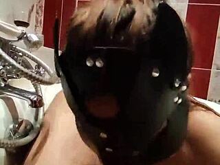 Brunette med maske gir en hardcore ansiktsknulling og deepthroat på badet