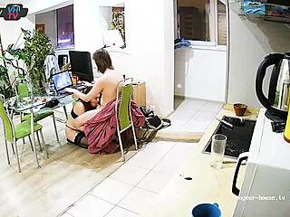 Аматерски пар ужива у домаћем порнографу док игра игрице