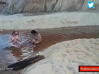 Deux beautés exotiques s'exercent nues sur une plage nudiste, avec Eliane Hurricane et Lorrany Exotica