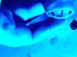 Slaver ekstrem lim fetish udforsket i BDSM video