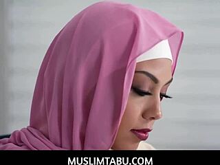 阿拉伯女孩Bianca戴着头巾口交并被巨大的阴茎操