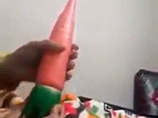Арабская женщина Мамуна использует морковь в сатирической встрече с неверным любовником