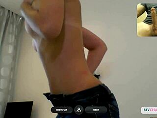 Joven morena americana muestra sus tetas firmes en el chat de la webcam