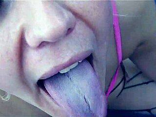 Blond MILF gir en sensuell blowjob