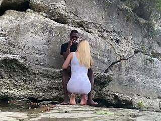 Ένα ζευγάρι επιδίδεται σε διαφυλετικό σεξ με έναν προικισμένο μαύρο άνδρα σε εξωτερικούς χώρους
