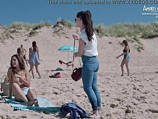 Испанско маце с малки цици се изцапа на плажа