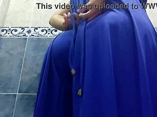 Ibu mertua Latina nakal dengan pantat besar di kamar mandi umum