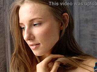 Russische tienermodel in een sensuele solo striptease video voor Playboy