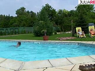 Anna y su hermanastra se unen a dos chicos bisexuales para divertirse junto a la piscina