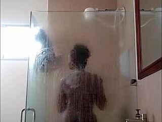 Czarna dziewczyna przypadkowo upuszcza dildo pod prysznicem, powodując zabawny moment - Mastermeat1