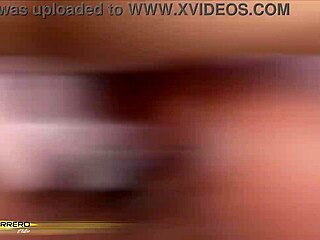 Coco de Wit, une lapine blonde, fait l'expérience d'une double pénétration avec deux énormes bites noires dans cette vidéo explicite