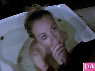 Un couple amateur explore le BDSM dans un bain à remous en plein air