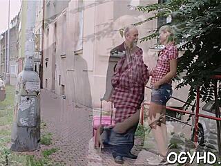 Garota jovem faz um boquete para um homem mais velho