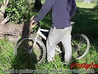 배달원이 자전거로 나를 도와주고, 느슨한 오랄 섹스와 강렬한 숲 만남으로 감사를 표합니다
