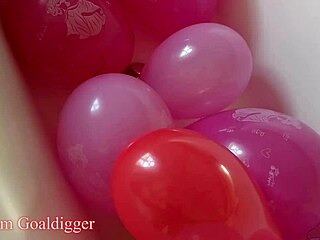 Atemberaubende Füße in Strümpfen und Luftballons im Badezimmer