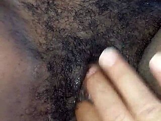 Ebony kvinna ger och får oralt nöje i hemgjord sexband