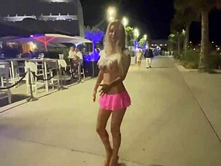 Monika Foxs osa cenare e passeggiare di notte nel buff